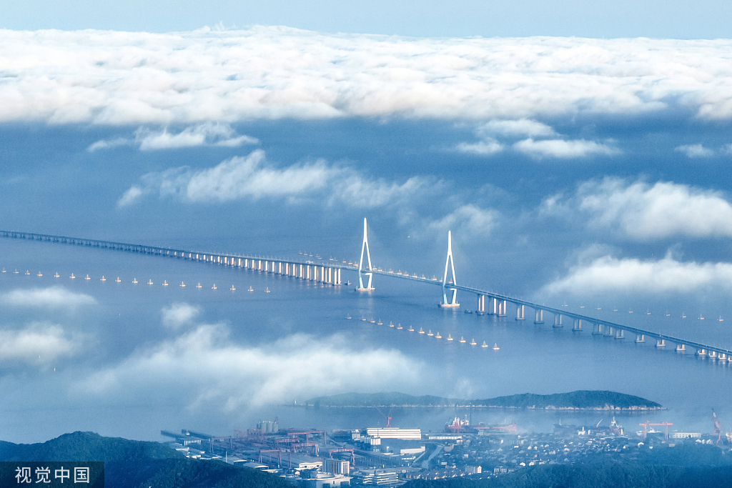 2022年5月6日，浙江省舟山市定海区金塘岛仙人山顶，晨雾弥漫，晨光照射云层，尽染海岛风光。