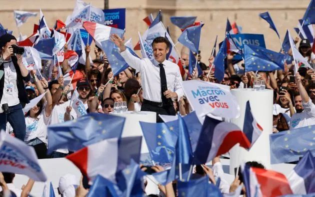 ▲ 马克龙16日在马赛举行竞选集会。他在会上批评对手勒庞是“气候变化怀疑论者”。他说：“4月24日就是全民公投，公投支持还是反对欧盟，支持还是反对环保，支持还是反对年轻人，支持还是反对共和。4月24日是法国新时代的起点。“（法新社图）