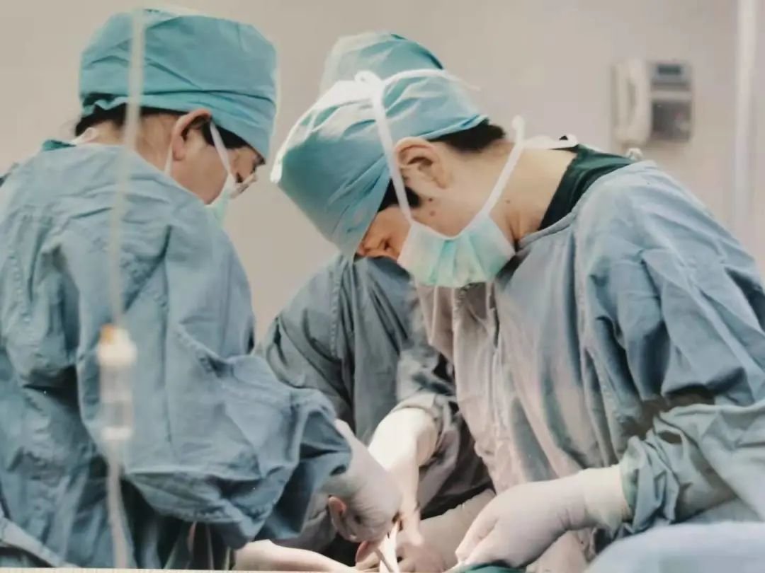 边旭明教授(右一)进行产科急症手术
