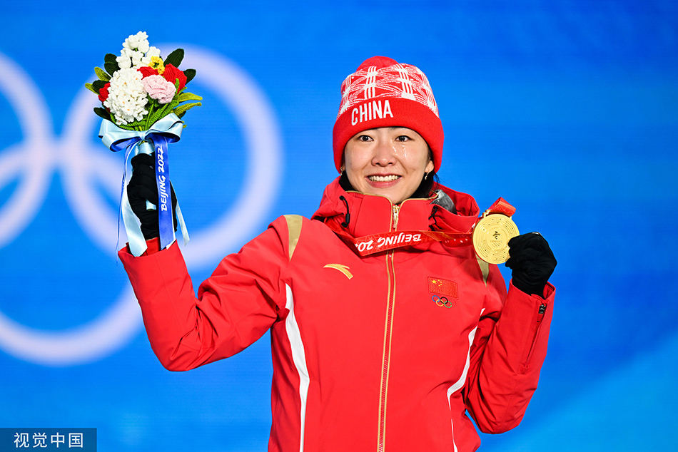 2022年2月15日,自由式滑雪女子空中技巧颁奖仪式,冠军徐梦桃领奖.