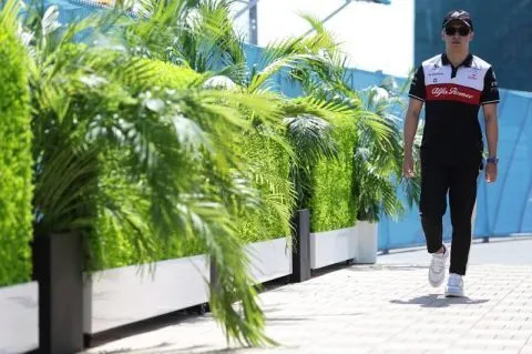 F1_迈阿密站练习赛状况不断周冠宇全场最勤奋