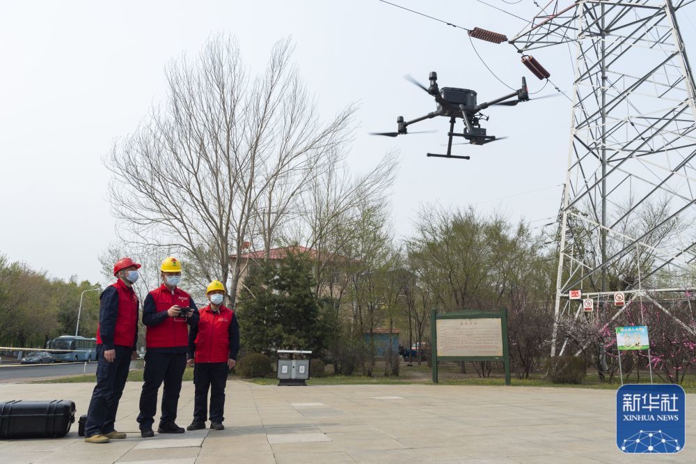 4月29日,在哈尔滨市香坊区,梅宏刚(左一)在疫情保供电期间协调分队对重点供电线路进行无人机特巡。新华社记者 谢剑飞 摄