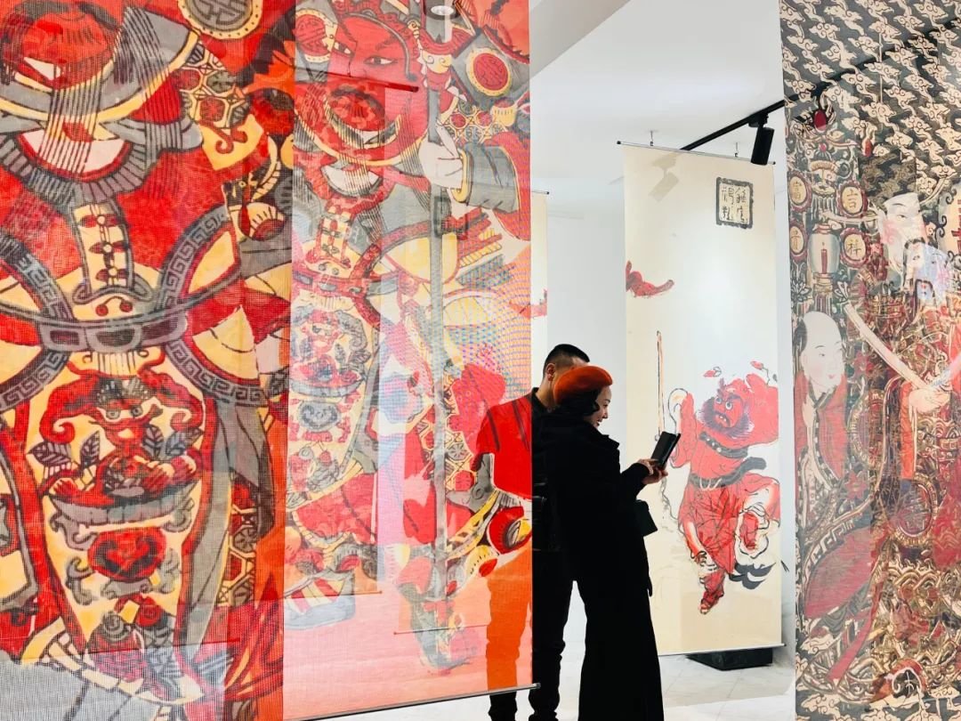 文艺爱好者正在松阳县叶村乡南岱村的“问山美术馆”参观展览。