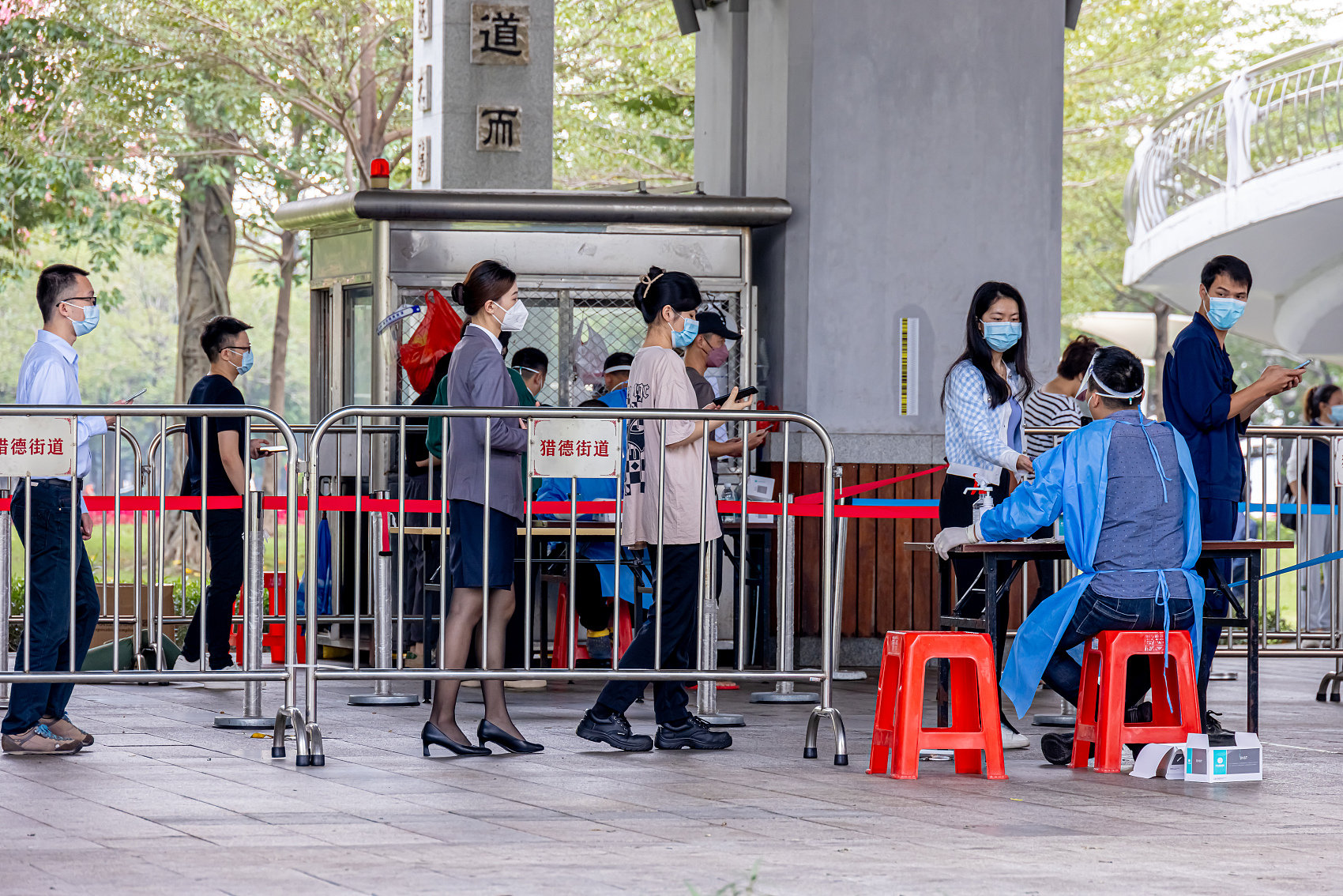 广州市民有序进行核酸检测.图源:视觉中国