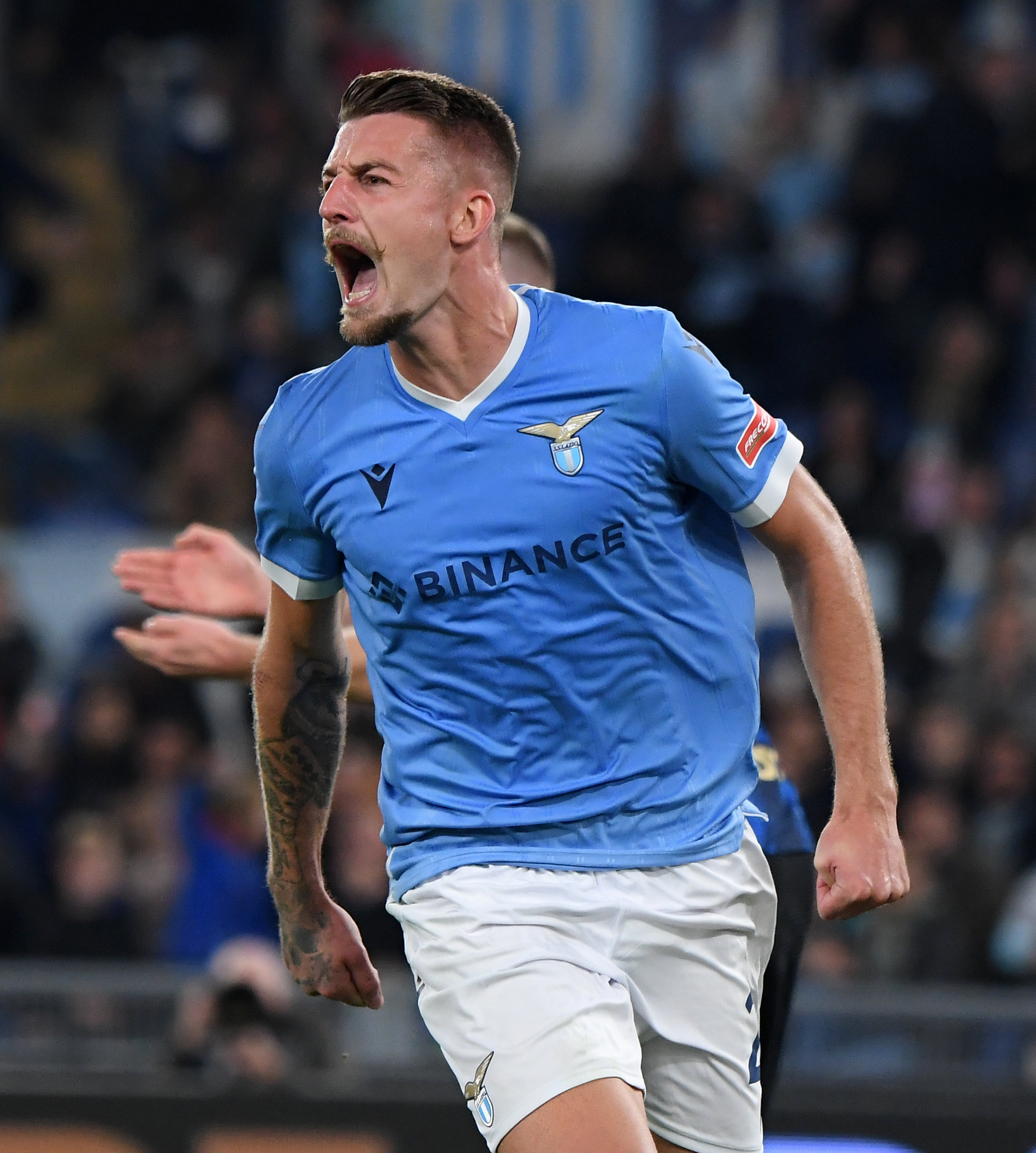 2021年10月16日,拉齐奥队球员米林科维奇·萨维奇在比赛中进球后庆祝.