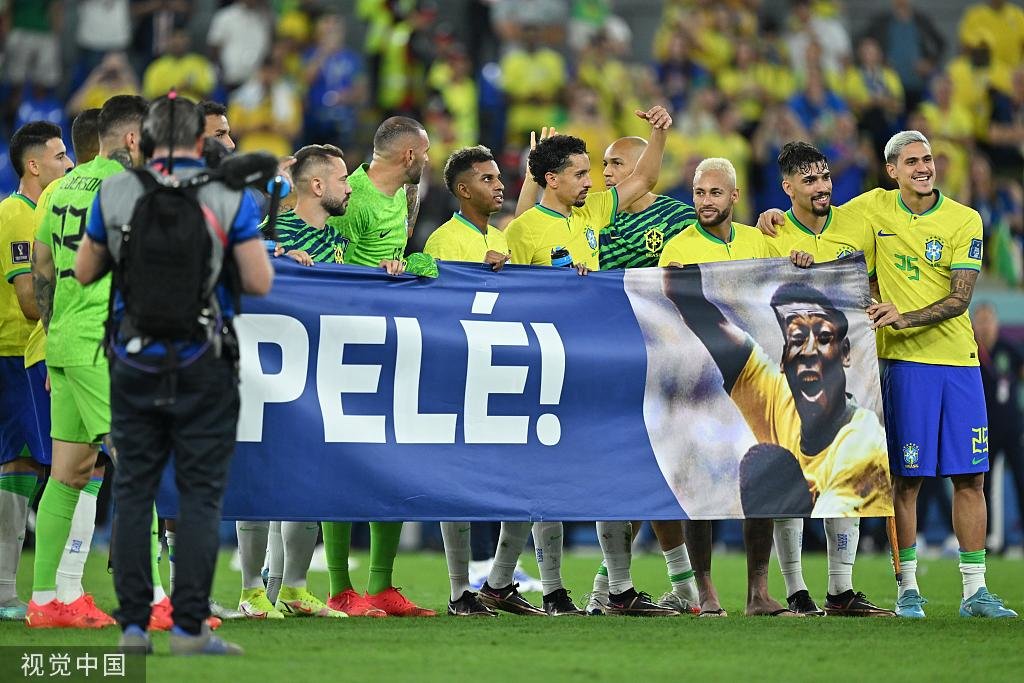 巴西队球员拉横幅为贝利祈祷。