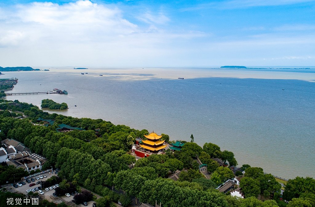 2022年6月21日,湖南岳阳,航拍岳阳楼与洞庭湖,气象万千,美不胜收。视觉中国 资料图