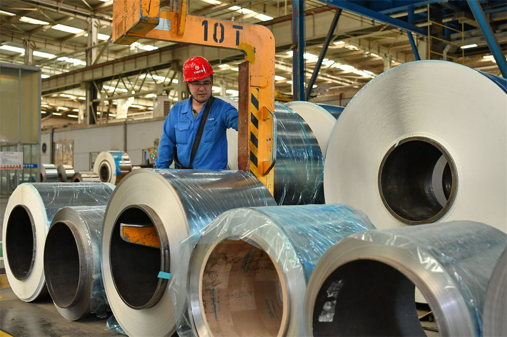 太钢集团员工在操控超薄带状不锈钢的移动设备（2019年5月24日摄）。新华社记者 曹阳 摄