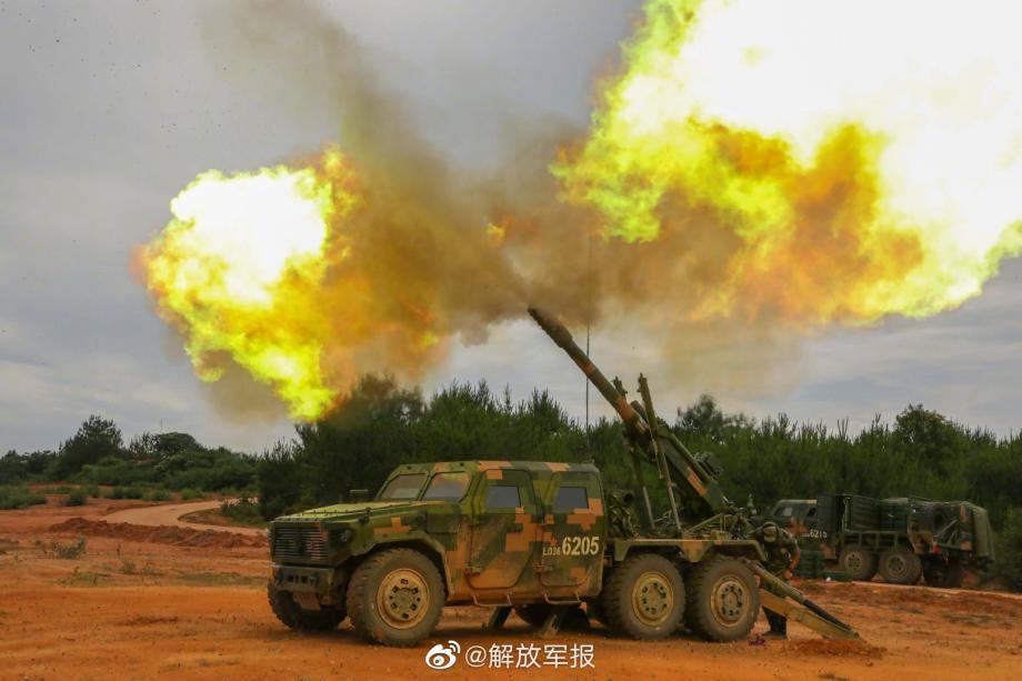 近日,第72集团军某旅炮兵营展开全要素实弹演练,充分检验旅属炮兵群精打快撤、协同作战能力。