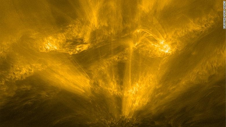 图片底部三分之一的特征被昵称为太阳刺猬,拍摄于 3 月 30 日。