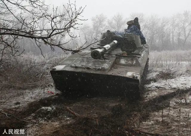 当地时间2022年3月3日，乌克兰军队士兵在卢甘斯克地区。