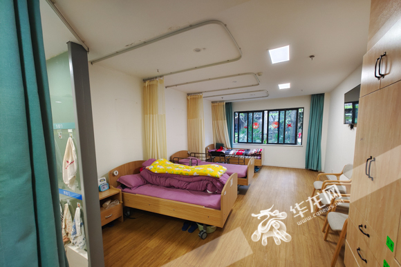 03——回兴街道社区养老服务中心里的房间干净整洁。华龙网-新重庆客户端记者 石涛 摄