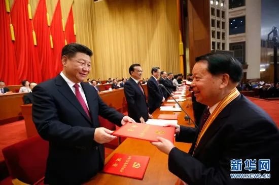 2016年7月1日，庆祝中国共产党成立95周年大会在北京人民大会堂隆重举行。这是习近平等在大会上向受表彰的先进个人和先进集体代表颁奖。新华社记者 鞠鹏 摄