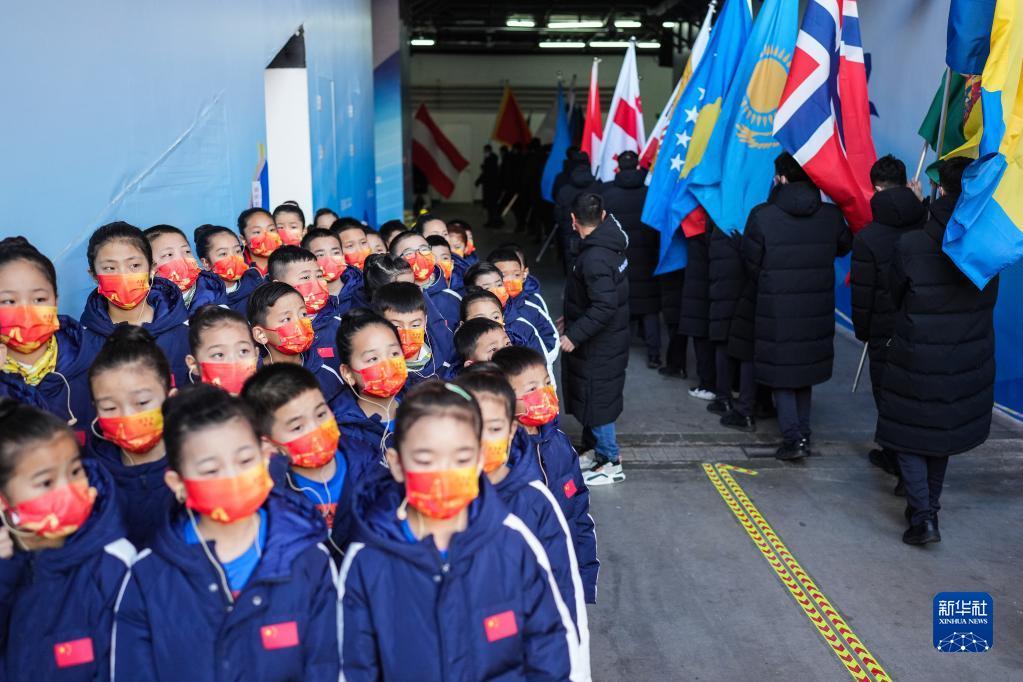 在国家体育场（鸟巢），马兰花儿童合唱团的孩子们彩排前准备上场（1月12日摄）。新华社记者 彭子洋 摄