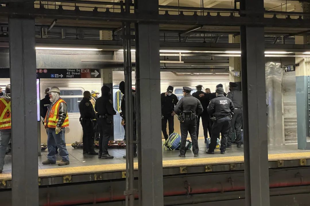 纽约女子疑因地铁逃票被卡车门头部，引发安全与执法争议
