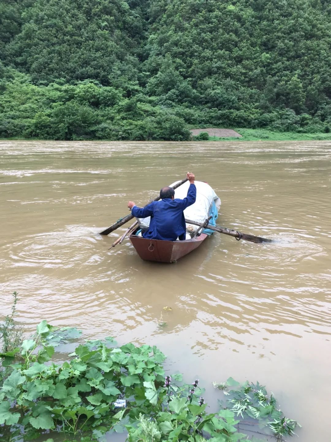 黄金峡上游，渔民老杨在汉江上划着他的小船。腿脚有残疾的他，只有在船上才觉得自在。