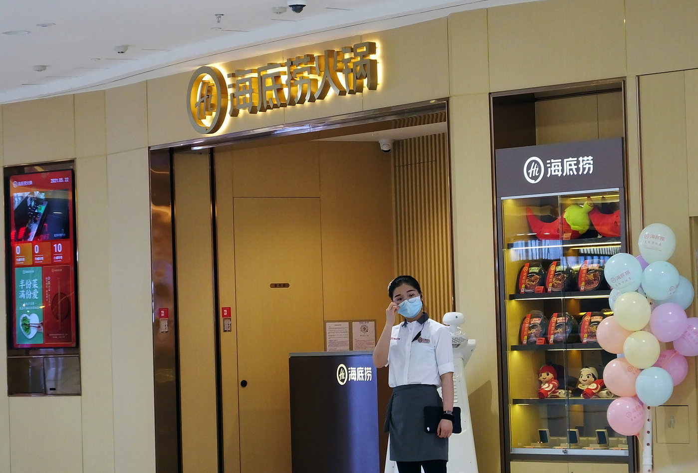 关店300多家，海底捞去年营收同比增长4成，却预亏至少38亿元_凤凰网