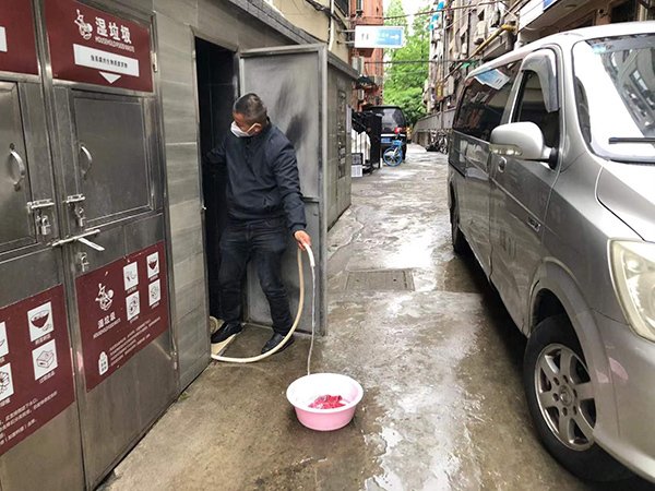 在黄浦区永寿路附近，陈朝松找到一处水泵。