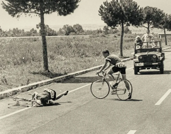 丹麦车手詹森倒地/视频截图