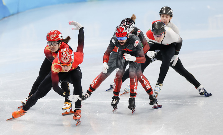 2月5日,中国队选手任子威(左二)与队友曲春雨(左一)在比赛中.