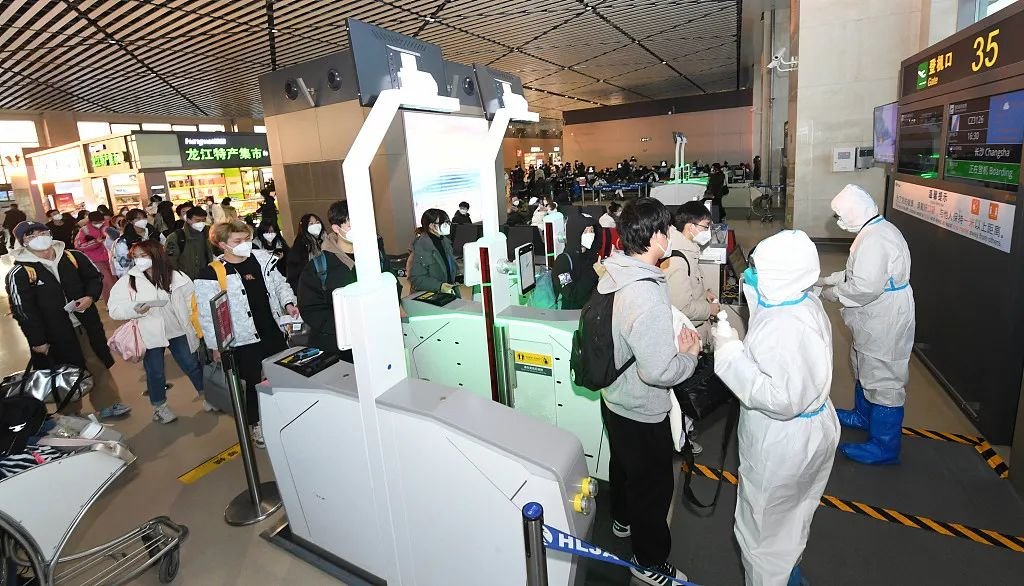 2022年12月2日，哈尔滨机场，大学生排队登上由哈尔滨飞往长沙的学生包机CZ3126航班。图/视觉中国
