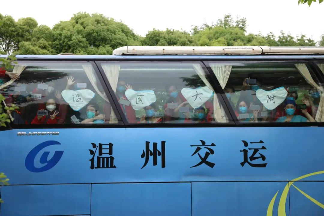 5月15日，上海市闵行区，温州医科大学附属第一医院支援上海的医护人员等待返程。他们将防护服鞋套折叠成“心”形，将自己的名字写在手机上，合影留念。中青报·中青网记者李强/摄