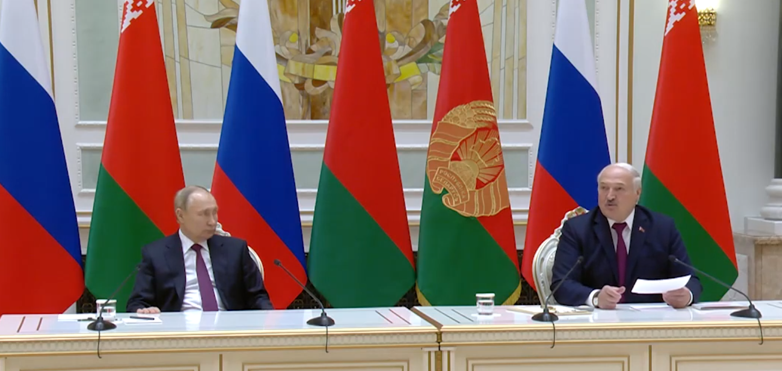 当地时间12月19日，普京（左）与卢卡申科（右）共同出席记者会的画面。图源：俄媒视频截图