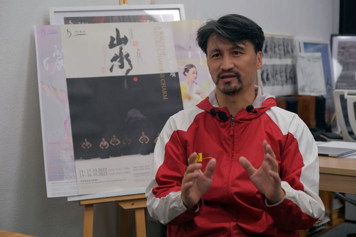 香港舞蹈团艺术总监杨云涛接受新华社记者采访（9月29日摄）。新华社记者 林杉 摄