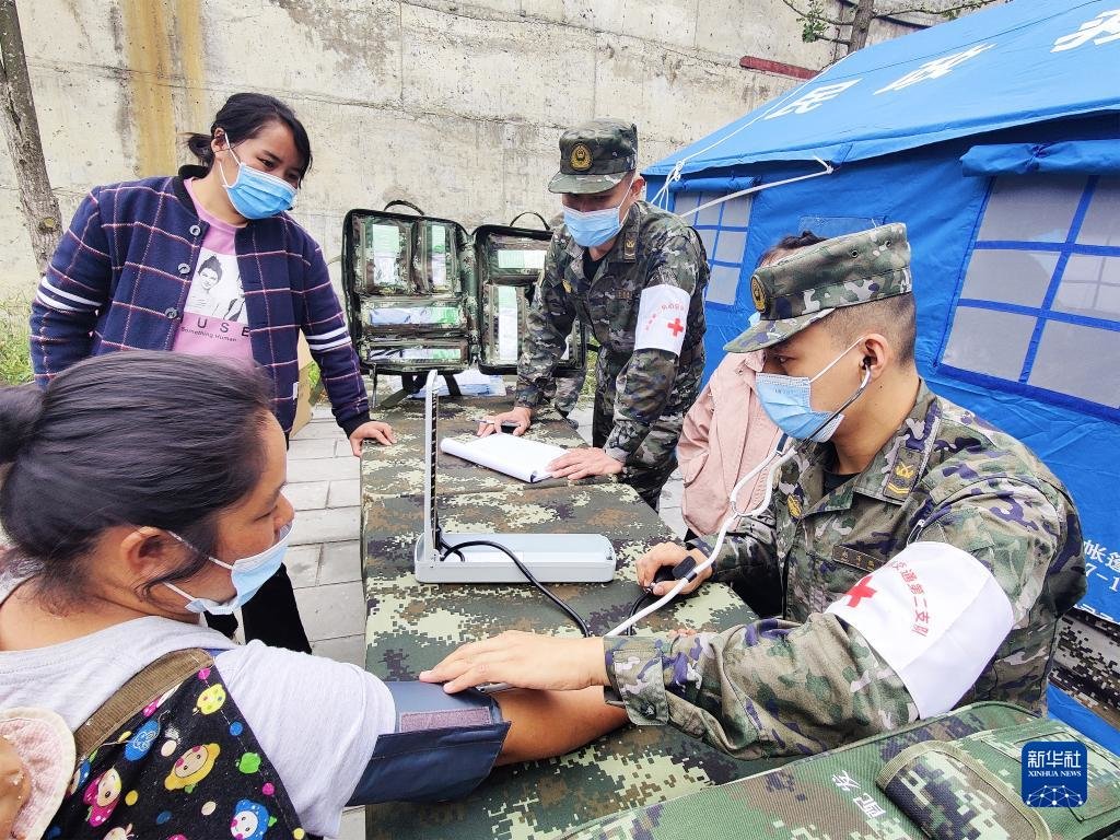 9月7日，武警第二机动总队某支队官兵为泸定县地震灾区群众开展巡诊活动。新华社发（李天标 摄）