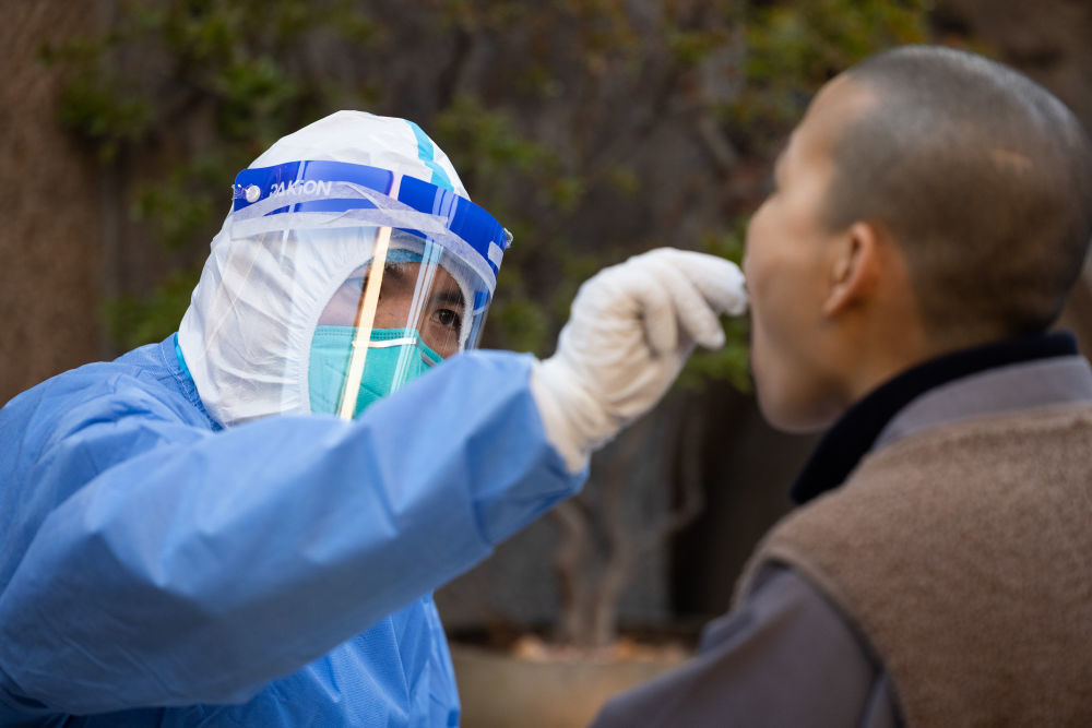 来自安徽的医生沙明(左)在给居民做核酸采样.新华社记者 金立旺 摄