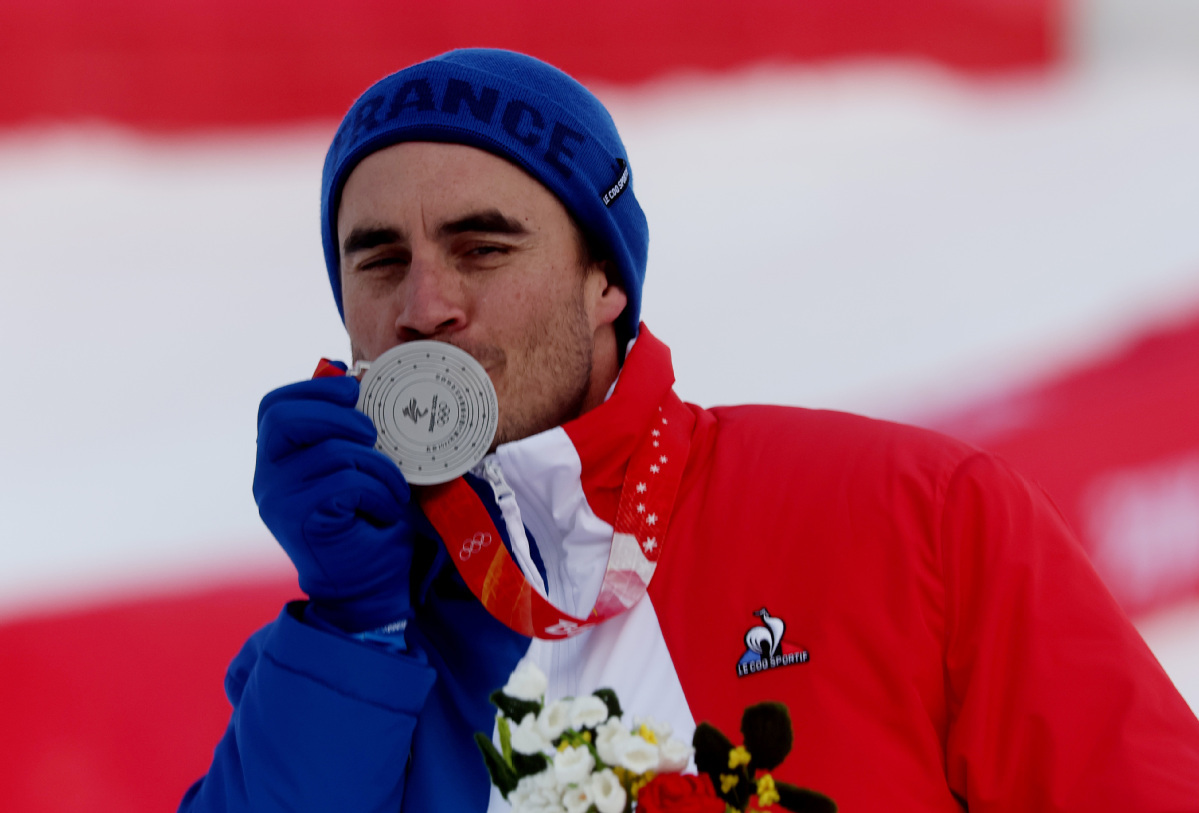 2022年2月7日，北京冬奥会高山滑雪男子滑降颁奖仪式，约翰&middot;克拉雷亲吻奖牌。图片来源：IC photo