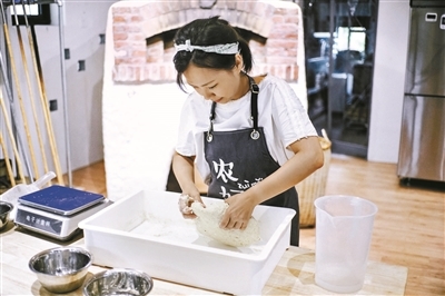 王婧在做面包中