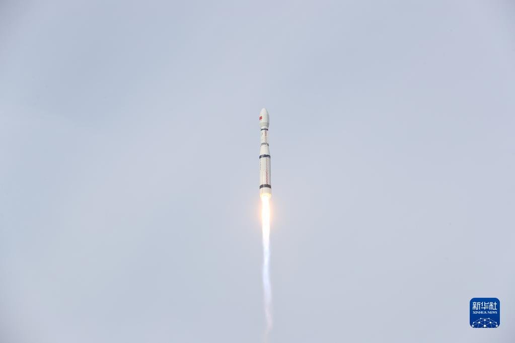 9月27日7时50分，我国在太原卫星发射中心使用长征六号运载火箭，以“一箭三星”方式，成功将试验十六号A/B星和试验十七号卫星发射升空，卫星顺利进入预定轨道，发射任务获得圆满成功。新华社发（郑斌 摄）