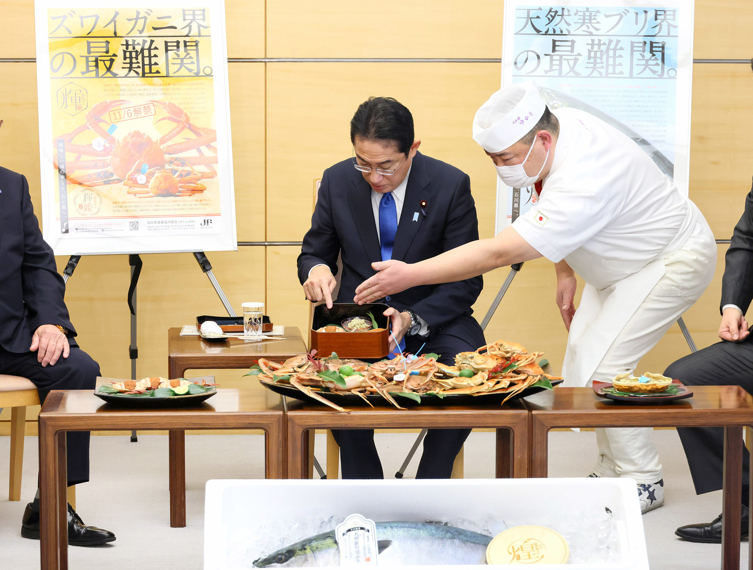 日本首相岸田文雄吃高级海鲜自称“感觉成了超有钱的人”，引日网民批评