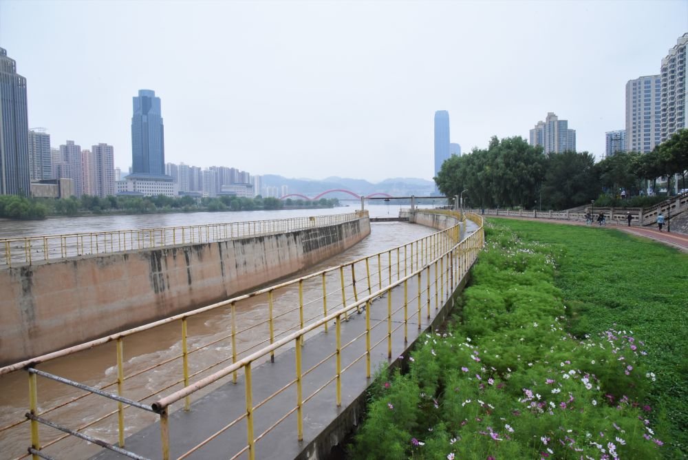 这是黄河干流兰州段防洪治理工程兰铁泵站项目点（资料照片）。新华社记者张睿 摄