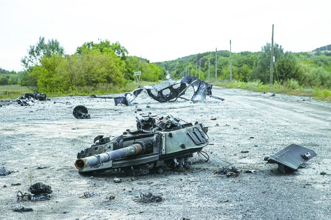 9月11日，乌武装部队已控制哈尔科夫州巴拉克列亚。图为被摧毁的坦克 图源：视觉中国