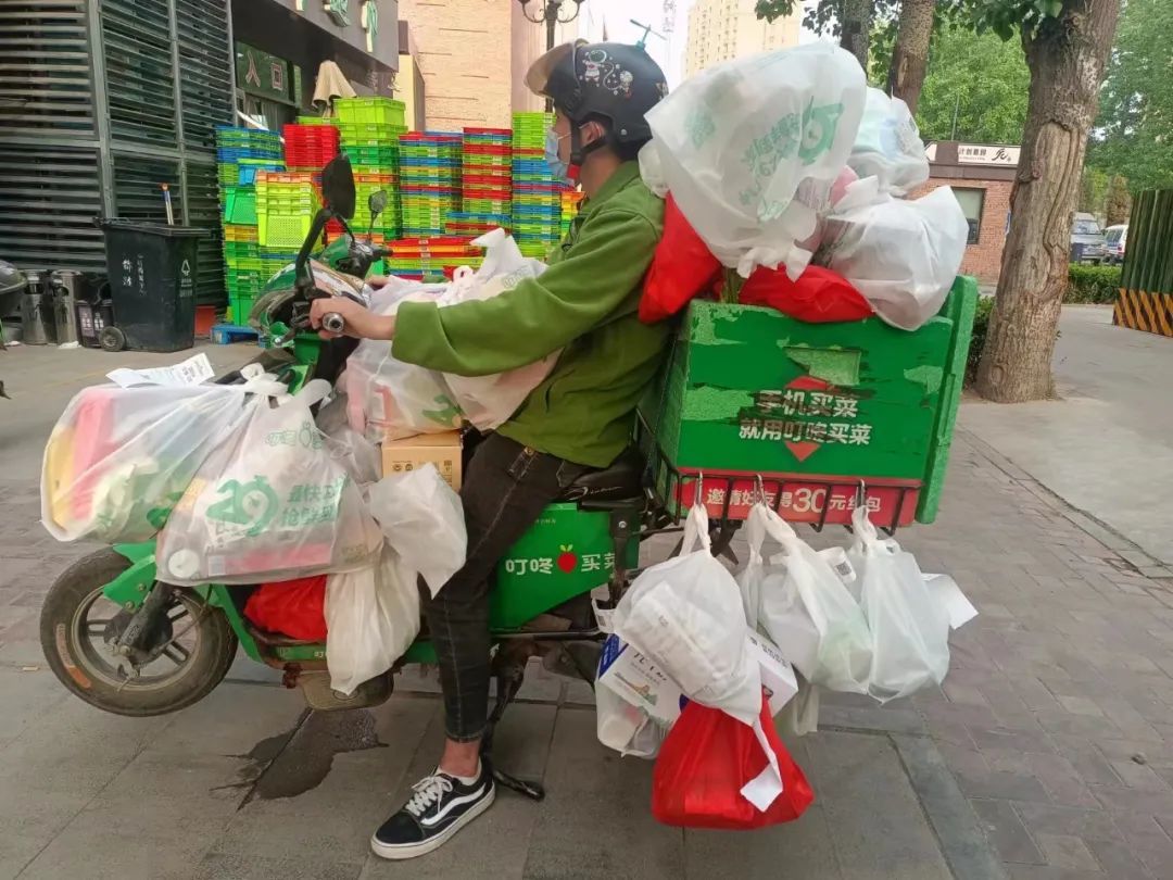 线上"爆单"后,生鲜电商平台加紧配送.图/受访者提供