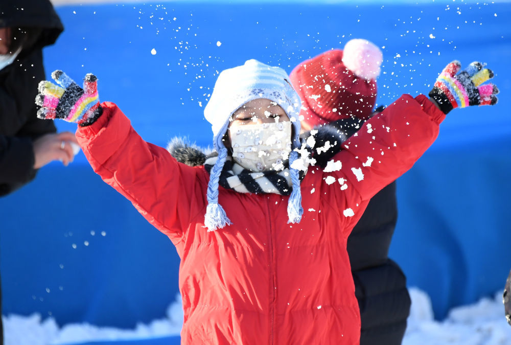 一名小朋友在北京世界公园玩雪(2021年12月16日摄)
