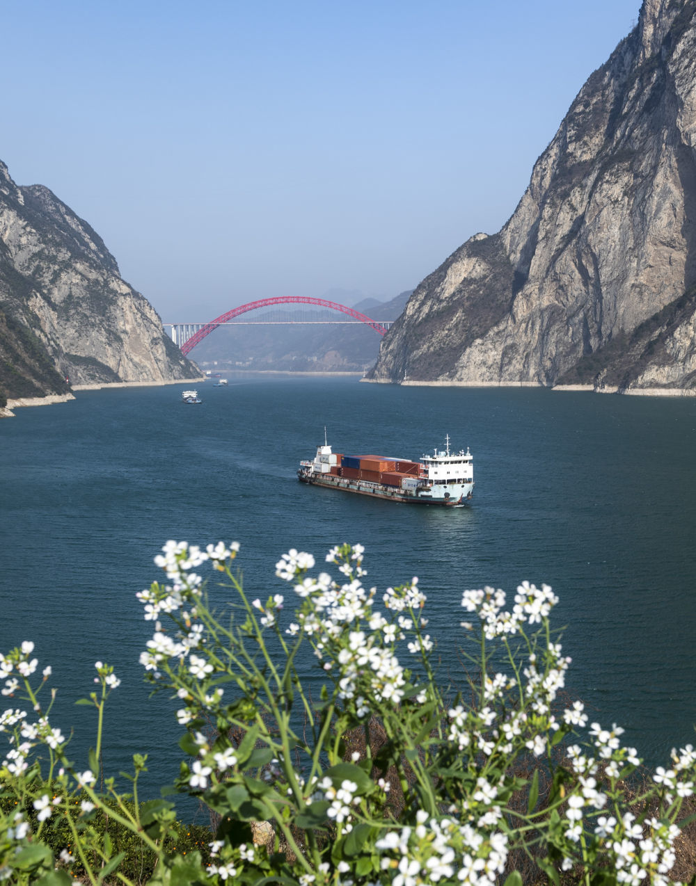 3月8日,船舶行駛在長江三峽湖北省宜昌市秭歸縣水域.