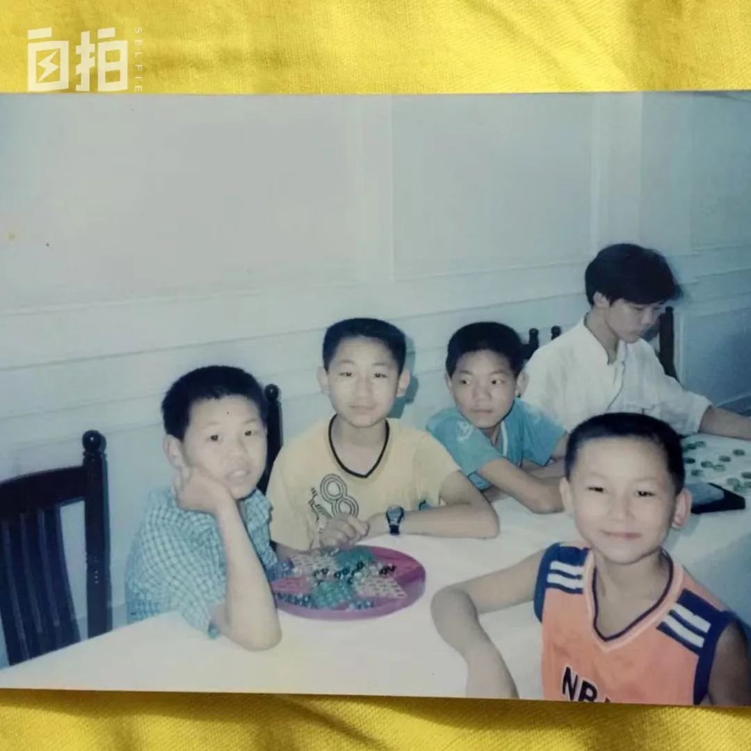 左一是我弟,左三是我,这是周末在表哥单位玩跳棋。