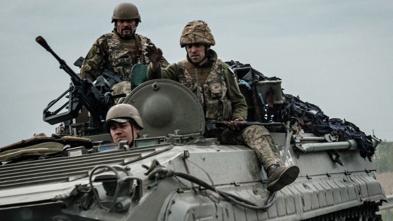 乌克兰士兵乘坐装甲运兵车。来源： 法新社