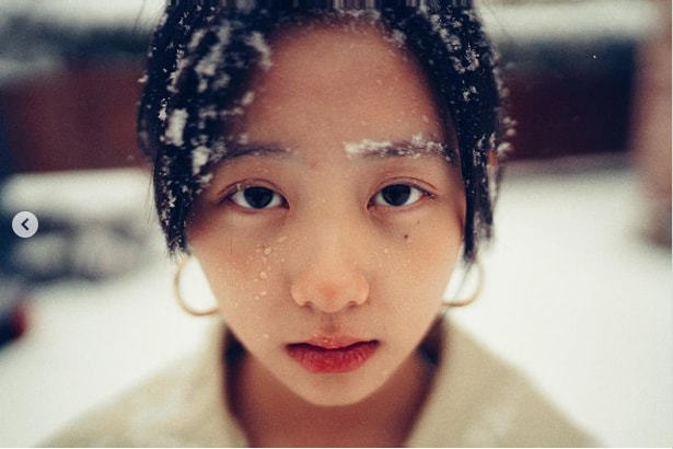 黄磊大女儿多多雪中颜值惊艳 眉间布满雪花少女感十足_凤凰网娱乐