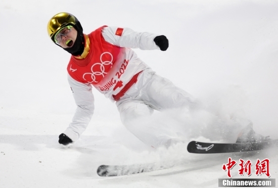 2月16日,在北京冬奧會自由式滑雪男子空中技巧決賽中,31歲的中國選手