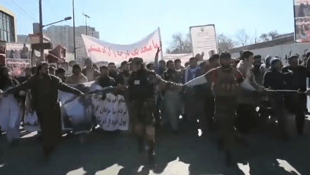 ▲ 2022年2月15日，数千名喀布尔民众举行示威活动，抗议美国掠夺阿富汗资产，谴责美国的举动是公开盗窃。