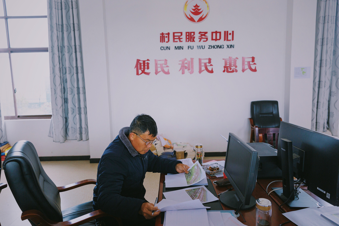 2022年3月31日，湖南省岳阳市华容县插旗镇众城村村委会办公大厅，村干部对酸菜腌制池进行摸排整理。