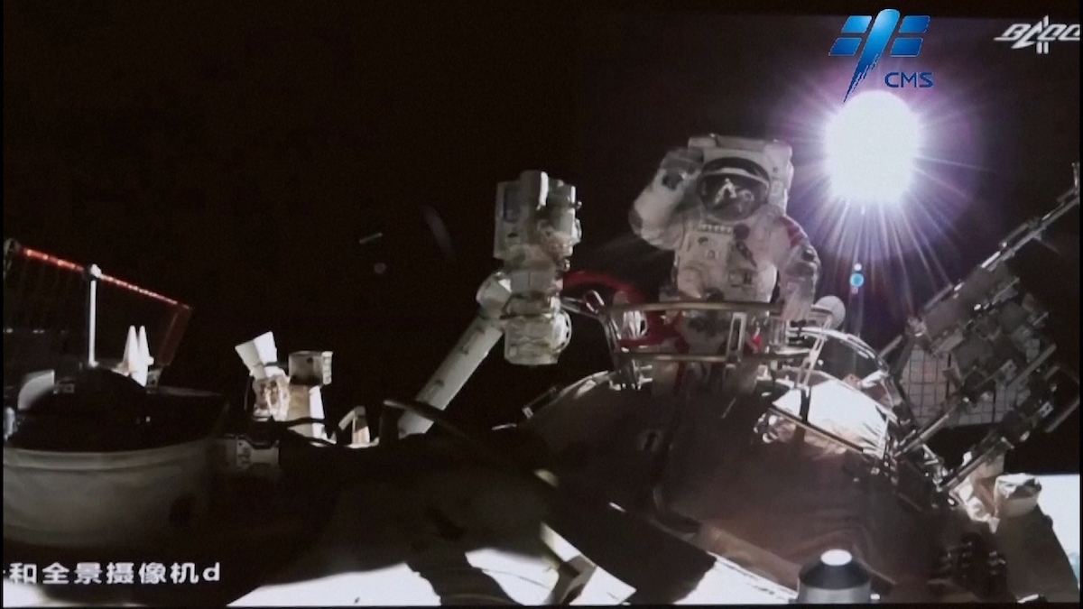 2021年11月7日,神舟十三号航天员翟志刚身着我国新一代“飞天”舱外航天服,从天和核心舱节点舱成功出舱。(视频截图)