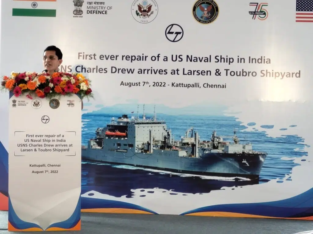 在欢迎仪式上发表讲话的印度海军副参谋长萨蒂什·戈尔玛德中将 图片来源：印度国防部发言人