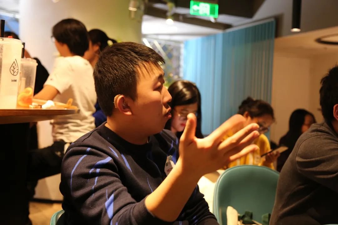 图|顾智涵在参加一个听障聚会
