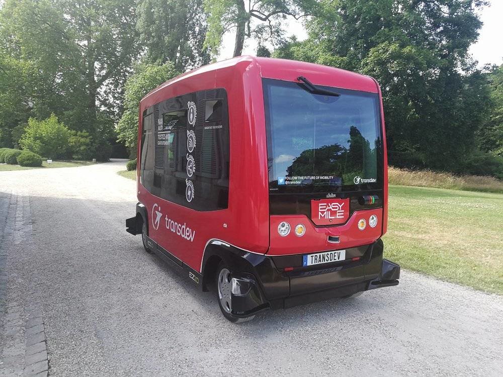 2017年，法国巴士企业Easymile与Transdev合作的电动无人巴士