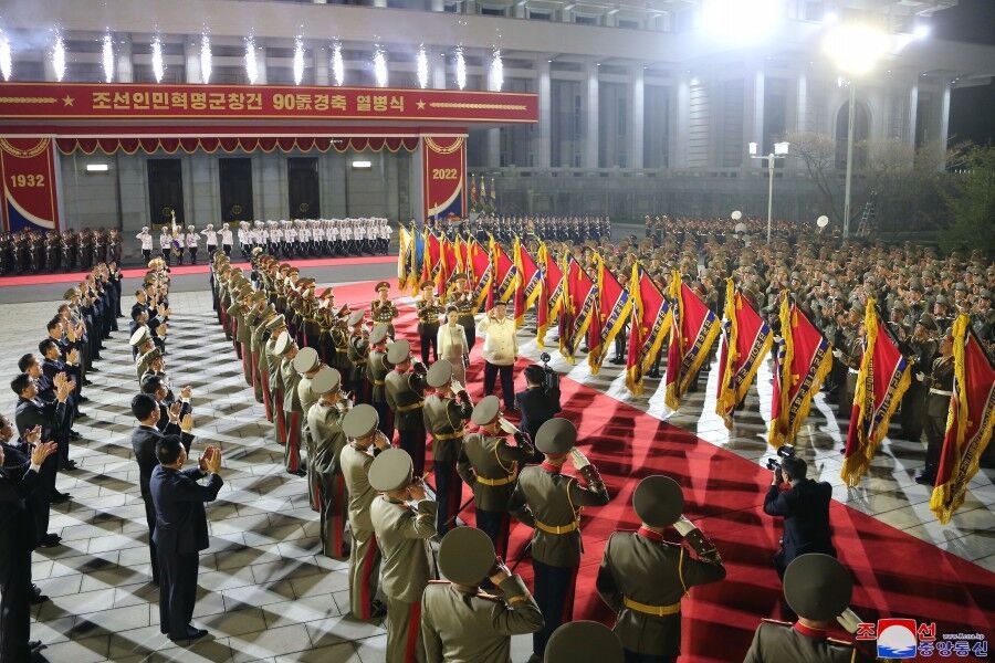 随后,朝鲜人民军仪仗队在《我们的国旗》悠扬音乐中举行了升旗仪式,无